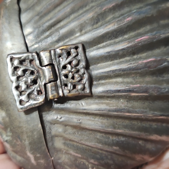 Shell-shaped silver-tone Vintage Clutch with Chain - Picture 8 of 9